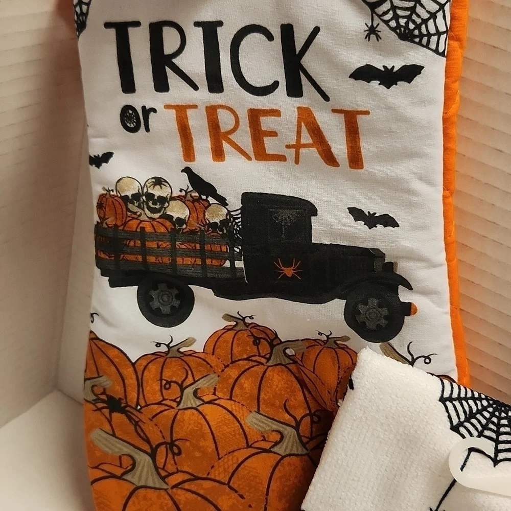 Halloween oven mittens and towel set
